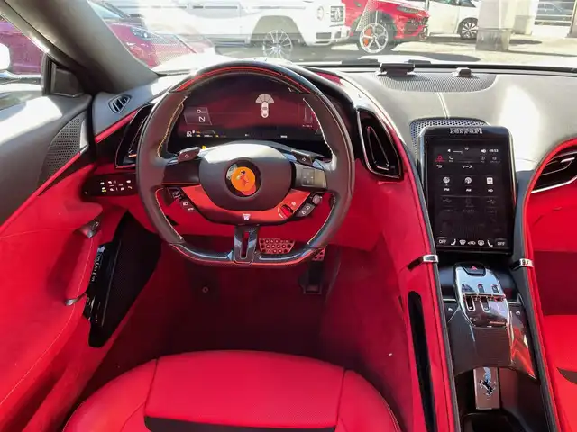 フェラーリ フェラーリ ローマ 神奈川県 2023(令5)年 0.3万km BIANCO AVUS 赤革シート/カーボンステアリング/純正20インチAW/イエローキャリパー/スクーデリアエンブレム/カーボンセンターパネル/カーボンパドルシフト/ワイヤレス充電/ヘッドレスト跳ね馬刺繍/純正メモリーナビ/バックカメラ/クルーズコントロール/LDW/BSM/LEDヘッドライト/コーナーセンサー/前席パワーシート/シートヒーター/USB/Bluetooth/AppleCarPlay/ETC2.0/スマートキー×2/R6/7年ディーラー整備記録/純正ボディカバー/充電器/保証書・取説あり