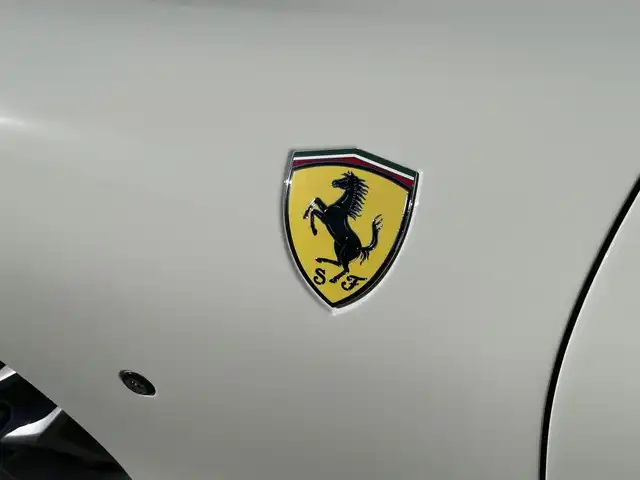 フェラーリ フェラーリ ローマ 神奈川県 2023(令5)年 0.3万km BIANCO AVUS 赤革シート/カーボンステアリング/純正20インチAW/イエローキャリパー/スクーデリアエンブレム/カーボンセンターパネル/カーボンパドルシフト/ワイヤレス充電/ヘッドレスト跳ね馬刺繍/純正メモリーナビ/バックカメラ/クルーズコントロール/LDW/BSM/LEDヘッドライト/コーナーセンサー/前席パワーシート/シートヒーター/USB/Bluetooth/AppleCarPlay/ETC2.0/スマートキー×2/R6/7年ディーラー整備記録/純正ボディカバー/充電器/保証書・取説あり