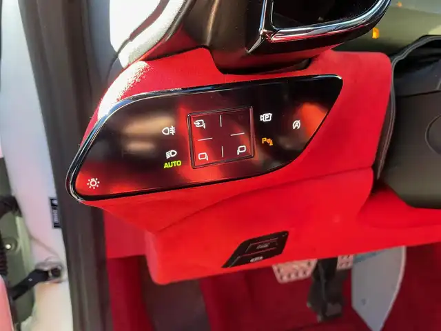 フェラーリ フェラーリ ローマ 神奈川県 2023(令5)年 0.3万km BIANCO AVUS 赤革シート/カーボンステアリング/純正20インチAW/イエローキャリパー/スクーデリアエンブレム/カーボンセンターパネル/カーボンパドルシフト/ワイヤレス充電/ヘッドレスト跳ね馬刺繍/純正メモリーナビ/バックカメラ/クルーズコントロール/LDW/BSM/LEDヘッドライト/コーナーセンサー/前席パワーシート/シートヒーター/USB/Bluetooth/AppleCarPlay/ETC2.0/スマートキー×2/R6/7年ディーラー整備記録/純正ボディカバー/充電器/保証書・取説あり