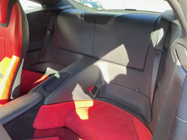 フェラーリ フェラーリ ローマ 神奈川県 2023(令5)年 0.3万km BIANCO AVUS 赤革シート/カーボンステアリング/純正20インチAW/イエローキャリパー/スクーデリアエンブレム/カーボンセンターパネル/カーボンパドルシフト/ワイヤレス充電/ヘッドレスト跳ね馬刺繍/純正メモリーナビ/バックカメラ/クルーズコントロール/LDW/BSM/LEDヘッドライト/コーナーセンサー/前席パワーシート/シートヒーター/USB/Bluetooth/AppleCarPlay/ETC2.0/スマートキー×2/R6/7年ディーラー整備記録/純正ボディカバー/充電器/保証書・取説あり