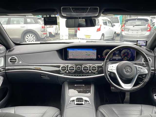 メルセデス・ベンツ Ｓ５６０Ｌ AMGライン 兵庫県 2017(平29)年 2.5万km ダイヤモンドホワイト 保証書・取説・有/純正メモリーナビ・フルセグ・BT・CD・DVD・FM・AM・Applecarplay・androidauto/ETC/前後ドライブレコーダー/バックカメラ/全周囲カメラ/追尾機能付きクルーズコントロール/車線逸脱防止支援システム/衝突被害軽減ブレーキ/クリアランスソナー/ロードサインアシスト/ショーファーパッケージ/ショーファーポジションスイッチ/イージーアジャストラグジュアリーヘッドレスト/フットレスト付エグゼクティブシート/後席シートヒーター/ステアリングヒーター/アームレストヒーター/リラクゼーション機能付きマルチコントロールシートバック/電動ブラインド/リアエンターテインメントシステム/ヘッドフォン/COMANDリモートコントロール/シートヒーター・シートクーラー/アイドリングストップ/レーンチェンジアシスト/サンルーフ/前席パワーシート/ワイヤレス充電/電動パーキングブレーキ/エアーサスペンション/パワートランクゲート/リアサンシェード/プッシュスタート/スマートキー×2/純正フロアマット