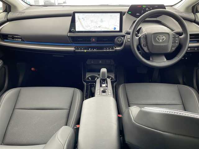 トヨタ プリウス Z 兵庫県 2024(令6)年 0.3万km アティチュードブラックマイカ ・12.3インチディスプレイオーディオplus/TV/USB/Bluetooth/・パノラミックビューモニター/・ビルトインETC2.0/・Toyota　Safety　Sense/・プリクラッシュセーフティ/・緊急操舵支援/・フロントクロストラフィックアラート/・レーンチェンジングアシスト/・レーントレーシングアシスト/・レーンディパーチャーアラート/・レーダークルーズコントロール/・アダプティブハイビームシステム/・ロードサインアシスト/・ドライバー異常対応システム/・プロアクティブドライビングアシスト/・先行車発進告知機能/・ブラインドスポットモニター/・前後ドライブレコーダー/・アドバンストパーク/・パーキングブレーキサポート/・デジタルインナーミラー/・AC100V1500W電源/・合成皮革シート/・運転席パワーシート/・前席シートヒーター/・前席シートベンチレーション/・プッシュスタート/・スマートキー