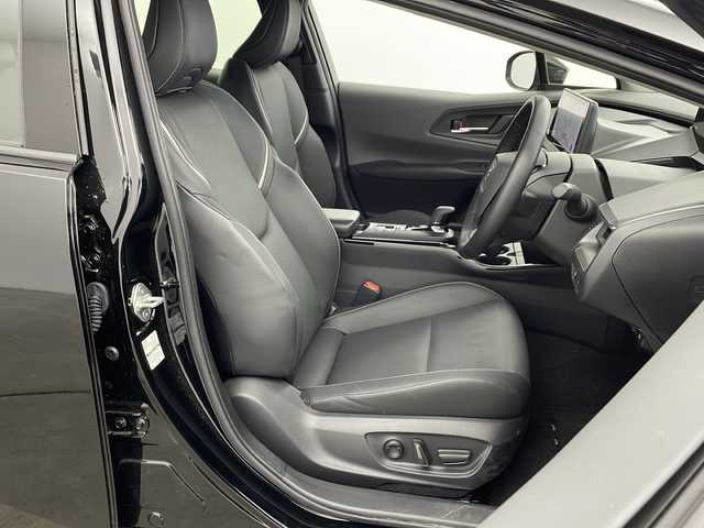 トヨタ プリウス Z 兵庫県 2024(令6)年 0.3万km アティチュードブラックマイカ ・12.3インチディスプレイオーディオplus/TV/USB/Bluetooth/・パノラミックビューモニター/・ビルトインETC2.0/・Toyota　Safety　Sense/・プリクラッシュセーフティ/・緊急操舵支援/・フロントクロストラフィックアラート/・レーンチェンジングアシスト/・レーントレーシングアシスト/・レーンディパーチャーアラート/・レーダークルーズコントロール/・アダプティブハイビームシステム/・ロードサインアシスト/・ドライバー異常対応システム/・プロアクティブドライビングアシスト/・先行車発進告知機能/・ブラインドスポットモニター/・前後ドライブレコーダー/・アドバンストパーク/・パーキングブレーキサポート/・デジタルインナーミラー/・AC100V1500W電源/・合成皮革シート/・運転席パワーシート/・前席シートヒーター/・前席シートベンチレーション/・プッシュスタート/・スマートキー