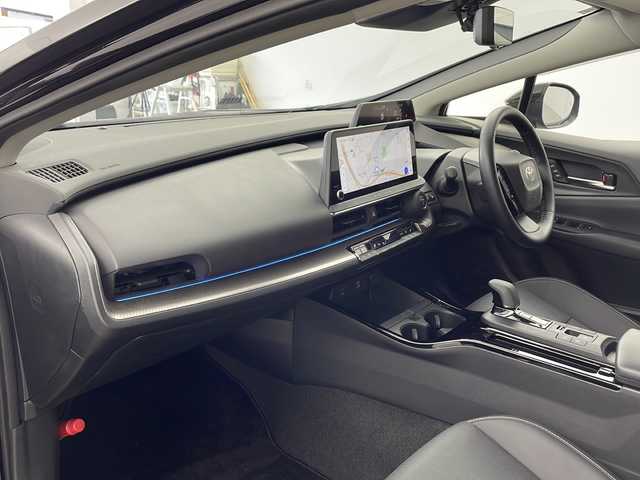 トヨタ プリウス Z 兵庫県 2024(令6)年 0.3万km アティチュードブラックマイカ ・12.3インチディスプレイオーディオplus/TV/USB/Bluetooth/・パノラミックビューモニター/・ビルトインETC2.0/・Toyota　Safety　Sense/・プリクラッシュセーフティ/・緊急操舵支援/・フロントクロストラフィックアラート/・レーンチェンジングアシスト/・レーントレーシングアシスト/・レーンディパーチャーアラート/・レーダークルーズコントロール/・アダプティブハイビームシステム/・ロードサインアシスト/・ドライバー異常対応システム/・プロアクティブドライビングアシスト/・先行車発進告知機能/・ブラインドスポットモニター/・前後ドライブレコーダー/・アドバンストパーク/・パーキングブレーキサポート/・デジタルインナーミラー/・AC100V1500W電源/・合成皮革シート/・運転席パワーシート/・前席シートヒーター/・前席シートベンチレーション/・プッシュスタート/・スマートキー