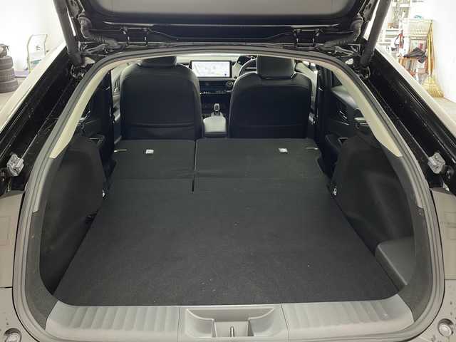 トヨタ プリウス Z 兵庫県 2024(令6)年 0.3万km アティチュードブラックマイカ ・12.3インチディスプレイオーディオplus/TV/USB/Bluetooth/・パノラミックビューモニター/・ビルトインETC2.0/・Toyota　Safety　Sense/・プリクラッシュセーフティ/・緊急操舵支援/・フロントクロストラフィックアラート/・レーンチェンジングアシスト/・レーントレーシングアシスト/・レーンディパーチャーアラート/・レーダークルーズコントロール/・アダプティブハイビームシステム/・ロードサインアシスト/・ドライバー異常対応システム/・プロアクティブドライビングアシスト/・先行車発進告知機能/・ブラインドスポットモニター/・前後ドライブレコーダー/・アドバンストパーク/・パーキングブレーキサポート/・デジタルインナーミラー/・AC100V1500W電源/・合成皮革シート/・運転席パワーシート/・前席シートヒーター/・前席シートベンチレーション/・プッシュスタート/・スマートキー