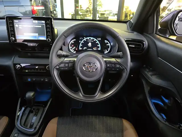 トヨタ ヤリスクロス ハイブリッド Z アドベンチャー 東京都 2023(令5)年 1.7万km ブラックマイカ 純正ディスプレイオーディオ/バックカメラ/ビルトインETC/パワーシート/シートヒーター/ハーフレザーシート/ステアリングヒーター/LEDヘッドライト/スマートキー/Toyota Safety Sense/・プリクラッシュセーフティ/・レーントレーシングアシスト/・レーダークルーズコントロール/・オートマチックハイビーム/・ブラインドスポットモニター/・クリアランスソナー