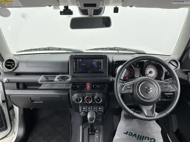 スズキ ジムニー シエラ JC 大分県 2022(令4)年 2.3万km ピュアホワイトP 純正７型ディスプレイオーディオ/(CD/DVD/BT/ipod/AUX/FM/AM)/バックカメラ/デュアルセンサーブレーキサポート/先行車発進お知らせ機能/標識認識機能/誤発進抑制機能/車線逸脱警報機能/ふらつき警報機能/ハイビームアシスト/シートヒーター/ミラーヒーター/ドラレコ前方/ビルトインETC/ステアリングリモコン/スマートキー2本/電動格納ウィンカーミラー/フォグランプ/背面タイヤカバー/マッドガード