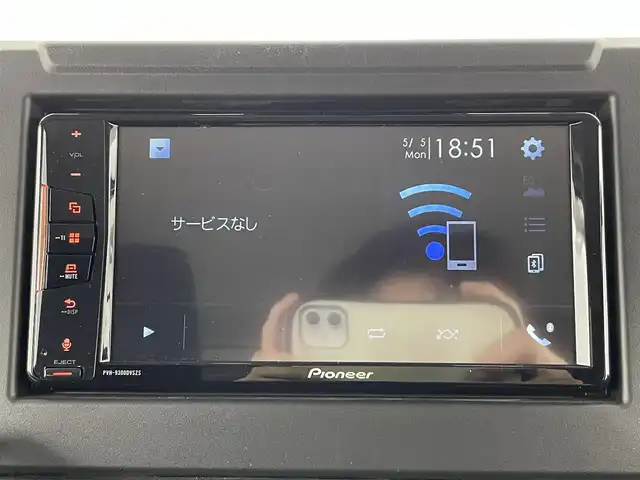 スズキ ジムニー シエラ JC 大分県 2022(令4)年 2.3万km ピュアホワイトP 純正７型ディスプレイオーディオ/(CD/DVD/BT/ipod/AUX/FM/AM)/バックカメラ/デュアルセンサーブレーキサポート/先行車発進お知らせ機能/標識認識機能/誤発進抑制機能/車線逸脱警報機能/ふらつき警報機能/ハイビームアシスト/シートヒーター/ミラーヒーター/ドラレコ前方/ビルトインETC/ステアリングリモコン/スマートキー2本/電動格納ウィンカーミラー/フォグランプ/背面タイヤカバー/マッドガード