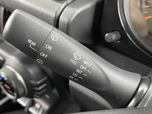 スズキ ジムニー シエラ JC 大分県 2022(令4)年 2.3万km ピュアホワイトP 純正７型ディスプレイオーディオ/(CD/DVD/BT/ipod/AUX/FM/AM)/バックカメラ/デュアルセンサーブレーキサポート/先行車発進お知らせ機能/標識認識機能/誤発進抑制機能/車線逸脱警報機能/ふらつき警報機能/ハイビームアシスト/シートヒーター/ミラーヒーター/ドラレコ前方/ビルトインETC/ステアリングリモコン/スマートキー2本/電動格納ウィンカーミラー/フォグランプ/背面タイヤカバー/マッドガード