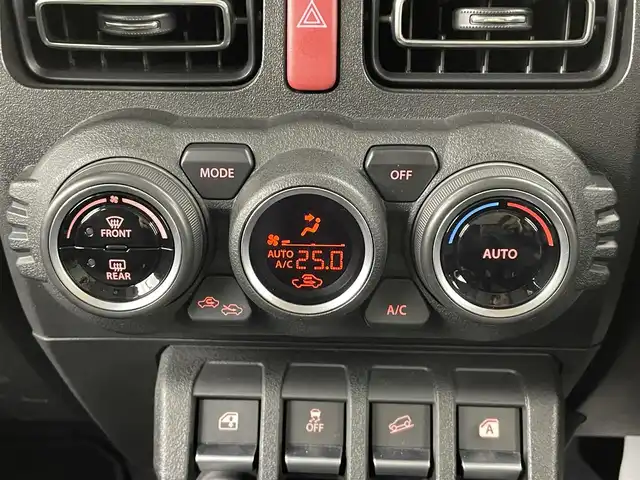 スズキ ジムニー シエラ JC 大分県 2022(令4)年 2.3万km ピュアホワイトP 純正７型ディスプレイオーディオ/(CD/DVD/BT/ipod/AUX/FM/AM)/バックカメラ/デュアルセンサーブレーキサポート/先行車発進お知らせ機能/標識認識機能/誤発進抑制機能/車線逸脱警報機能/ふらつき警報機能/ハイビームアシスト/シートヒーター/ミラーヒーター/ドラレコ前方/ビルトインETC/ステアリングリモコン/スマートキー2本/電動格納ウィンカーミラー/フォグランプ/背面タイヤカバー/マッドガード