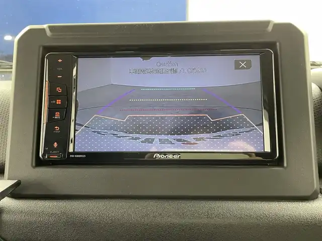 スズキ ジムニー シエラ JC 大分県 2022(令4)年 2.3万km ピュアホワイトP 純正７型ディスプレイオーディオ/(CD/DVD/BT/ipod/AUX/FM/AM)/バックカメラ/デュアルセンサーブレーキサポート/先行車発進お知らせ機能/標識認識機能/誤発進抑制機能/車線逸脱警報機能/ふらつき警報機能/ハイビームアシスト/シートヒーター/ミラーヒーター/ドラレコ前方/ビルトインETC/ステアリングリモコン/スマートキー2本/電動格納ウィンカーミラー/フォグランプ/背面タイヤカバー/マッドガード