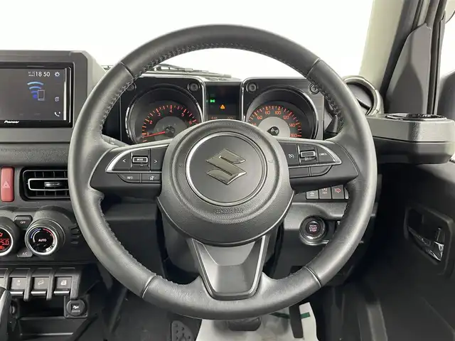 スズキ ジムニー シエラ JC 大分県 2022(令4)年 2.3万km ピュアホワイトP 純正７型ディスプレイオーディオ/(CD/DVD/BT/ipod/AUX/FM/AM)/バックカメラ/デュアルセンサーブレーキサポート/先行車発進お知らせ機能/標識認識機能/誤発進抑制機能/車線逸脱警報機能/ふらつき警報機能/ハイビームアシスト/シートヒーター/ミラーヒーター/ドラレコ前方/ビルトインETC/ステアリングリモコン/スマートキー2本/電動格納ウィンカーミラー/フォグランプ/背面タイヤカバー/マッドガード