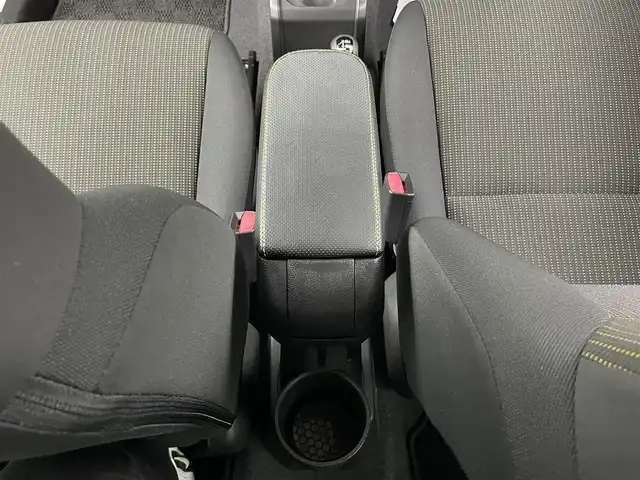 スズキ ジムニー シエラ JC 大分県 2022(令4)年 2.3万km ピュアホワイトP 純正７型ディスプレイオーディオ/(CD/DVD/BT/ipod/AUX/FM/AM)/バックカメラ/デュアルセンサーブレーキサポート/先行車発進お知らせ機能/標識認識機能/誤発進抑制機能/車線逸脱警報機能/ふらつき警報機能/ハイビームアシスト/シートヒーター/ミラーヒーター/ドラレコ前方/ビルトインETC/ステアリングリモコン/スマートキー2本/電動格納ウィンカーミラー/フォグランプ/背面タイヤカバー/マッドガード