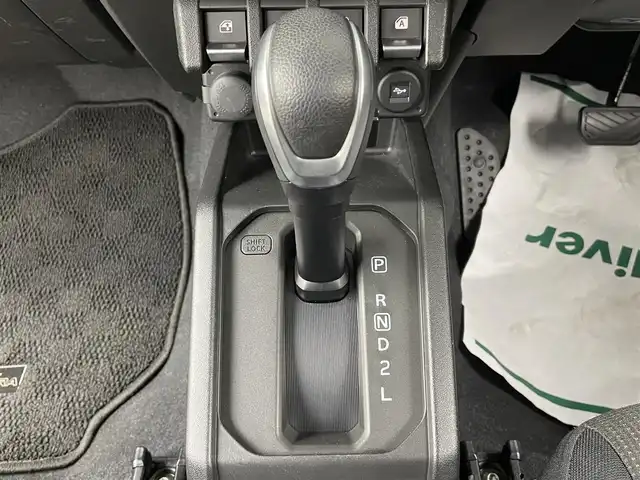 スズキ ジムニー シエラ JC 大分県 2022(令4)年 2.3万km ピュアホワイトP 純正７型ディスプレイオーディオ/(CD/DVD/BT/ipod/AUX/FM/AM)/バックカメラ/デュアルセンサーブレーキサポート/先行車発進お知らせ機能/標識認識機能/誤発進抑制機能/車線逸脱警報機能/ふらつき警報機能/ハイビームアシスト/シートヒーター/ミラーヒーター/ドラレコ前方/ビルトインETC/ステアリングリモコン/スマートキー2本/電動格納ウィンカーミラー/フォグランプ/背面タイヤカバー/マッドガード