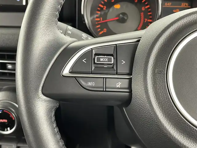 スズキ ジムニー シエラ JC 大分県 2022(令4)年 2.3万km ピュアホワイトP 純正７型ディスプレイオーディオ/(CD/DVD/BT/ipod/AUX/FM/AM)/バックカメラ/デュアルセンサーブレーキサポート/先行車発進お知らせ機能/標識認識機能/誤発進抑制機能/車線逸脱警報機能/ふらつき警報機能/ハイビームアシスト/シートヒーター/ミラーヒーター/ドラレコ前方/ビルトインETC/ステアリングリモコン/スマートキー2本/電動格納ウィンカーミラー/フォグランプ/背面タイヤカバー/マッドガード