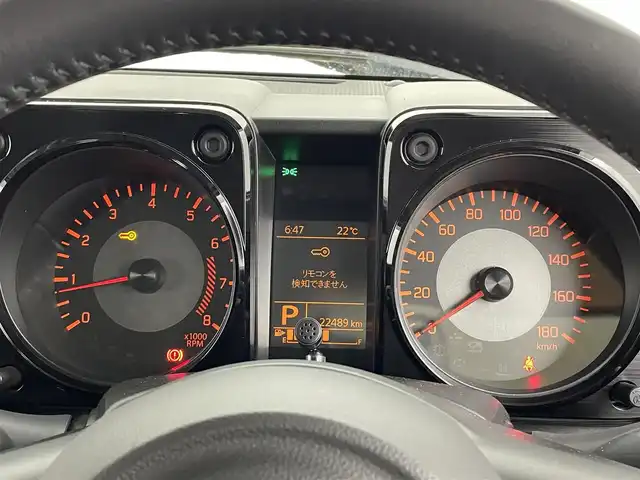 スズキ ジムニー シエラ JC 大分県 2022(令4)年 2.3万km ピュアホワイトP 純正７型ディスプレイオーディオ/(CD/DVD/BT/ipod/AUX/FM/AM)/バックカメラ/デュアルセンサーブレーキサポート/先行車発進お知らせ機能/標識認識機能/誤発進抑制機能/車線逸脱警報機能/ふらつき警報機能/ハイビームアシスト/シートヒーター/ミラーヒーター/ドラレコ前方/ビルトインETC/ステアリングリモコン/スマートキー2本/電動格納ウィンカーミラー/フォグランプ/背面タイヤカバー/マッドガード