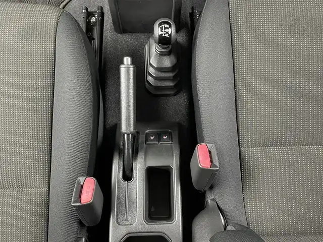 スズキ ジムニー シエラ JC 大分県 2022(令4)年 2.3万km ピュアホワイトP 純正７型ディスプレイオーディオ/(CD/DVD/BT/ipod/AUX/FM/AM)/バックカメラ/デュアルセンサーブレーキサポート/先行車発進お知らせ機能/標識認識機能/誤発進抑制機能/車線逸脱警報機能/ふらつき警報機能/ハイビームアシスト/シートヒーター/ミラーヒーター/ドラレコ前方/ビルトインETC/ステアリングリモコン/スマートキー2本/電動格納ウィンカーミラー/フォグランプ/背面タイヤカバー/マッドガード