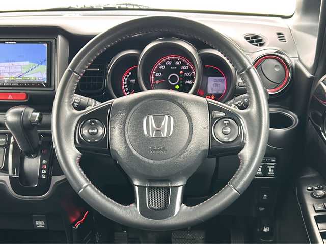 ホンダ Ｎ ＢＯＸ 2トーン カスタム G ターボAパッケージ 埼玉県 2014(平26)年 6.2万km プレミアムホワイトパール (株)IDOMが運営する【じしゃロン熊谷店】の自社ローン専用車両になりますこちらは現金またはオートローンご利用時の価格です。自社ローンご希望の方は別途その旨お申付け下さい/社外ナビ　AVIC-ZH77/（フルセグTV/Bluetooth/CD/DVD/AM/FM/）　/クルーズコントロール/ETC　　/パドルシフト　/バックカメラ/両側パワースライドドア　/純正ＡＷ　/電動格納ミラー/ステアリングスイッチ/純正フロアマット/ドアバイザー/フォグランプ
