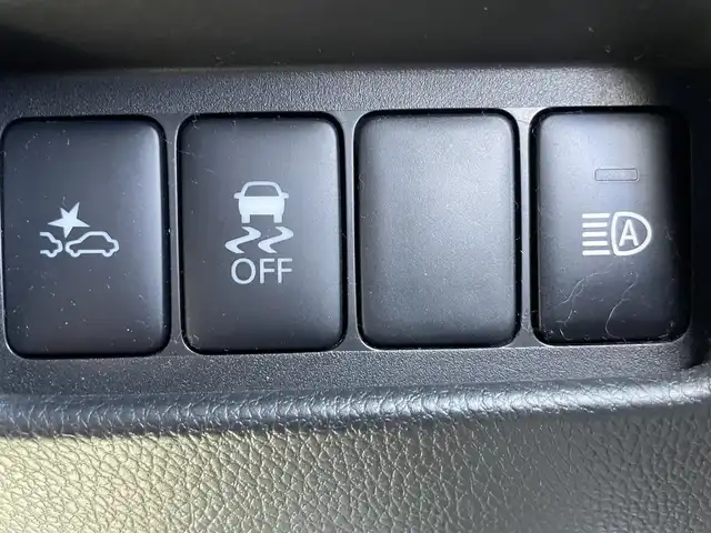 日産 デイズ ルークス ハイウェイスターX 熊本県 2017(平29)年 4.6万km レモンライム 純正ナビ/・AM/FM/CD/iPod/SD/AUX/USB/BT/・フルセグTV/全周囲カメラ/・サイド/バック/アイドリングストップ/横滑り防止機能/衝突被害軽減システム/オートマチックハイビーム/革巻きステアリング/・ステアリングリモコン/オートライト/・LEDライト/・フォグランプ/電動格納ミラー/・ウィンカーミラー/純正ドアバイザー/純正フロアマット/純正アルミホイール/片側パワースライドドア/ベンチシート/フルフラットシート/スマートキー/・スペアキー