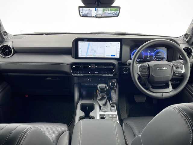 トヨタ ランドクルーザー ２５０ VX 千葉県 2024(令6)年 0.5万km プラチナホワイトパールマイカ 衝突被害軽減システム/レーンキープアシスト/ブラインドスポットモニター/レーダークルーズコントロール/コーナーセンサー（前後）/サンルーフ/純正メモリナビ/　（Bluetooth/USB/フルセグTV）/Miracast/HDMI/ワイヤレス充電/車外カメラ/　（バック/全方位）/純正ETC2.0/デジタルインナーミラー/パワーシート（D席）/エアシート（D/N席）/シートヒーター（D/N席）/純正フロアマット/MTモード付AT/オートハイビーム/LEDヘッドライト/純正18インチアルミホイール