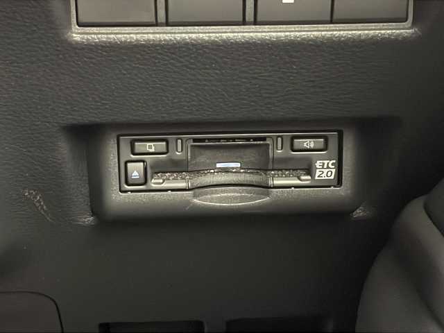 トヨタ ランドクルーザー ２５０ VX 千葉県 2024(令6)年 0.5万km プラチナホワイトパールマイカ 衝突被害軽減システム/レーンキープアシスト/ブラインドスポットモニター/レーダークルーズコントロール/コーナーセンサー（前後）/サンルーフ/純正メモリナビ/　（Bluetooth/USB/フルセグTV）/Miracast/HDMI/ワイヤレス充電/車外カメラ/　（バック/全方位）/純正ETC2.0/デジタルインナーミラー/パワーシート（D席）/エアシート（D/N席）/シートヒーター（D/N席）/純正フロアマット/MTモード付AT/オートハイビーム/LEDヘッドライト/純正18インチアルミホイール