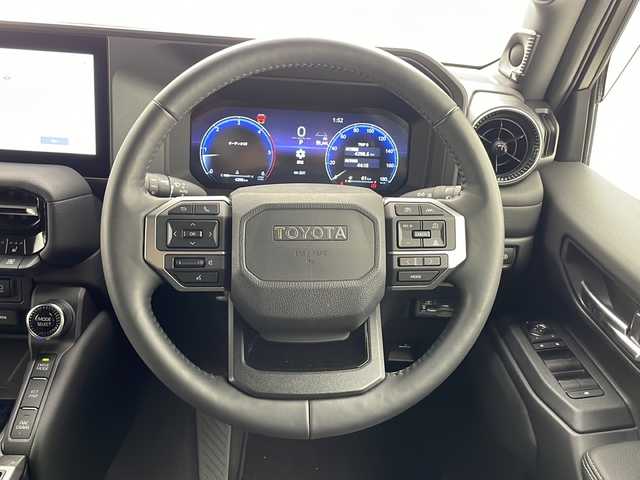 トヨタ ランドクルーザー ２５０ VX 千葉県 2024(令6)年 0.5万km プラチナホワイトパールマイカ 衝突被害軽減システム/レーンキープアシスト/ブラインドスポットモニター/レーダークルーズコントロール/コーナーセンサー（前後）/サンルーフ/純正メモリナビ/　（Bluetooth/USB/フルセグTV）/Miracast/HDMI/ワイヤレス充電/車外カメラ/　（バック/全方位）/純正ETC2.0/デジタルインナーミラー/パワーシート（D席）/エアシート（D/N席）/シートヒーター（D/N席）/純正フロアマット/MTモード付AT/オートハイビーム/LEDヘッドライト/純正18インチアルミホイール