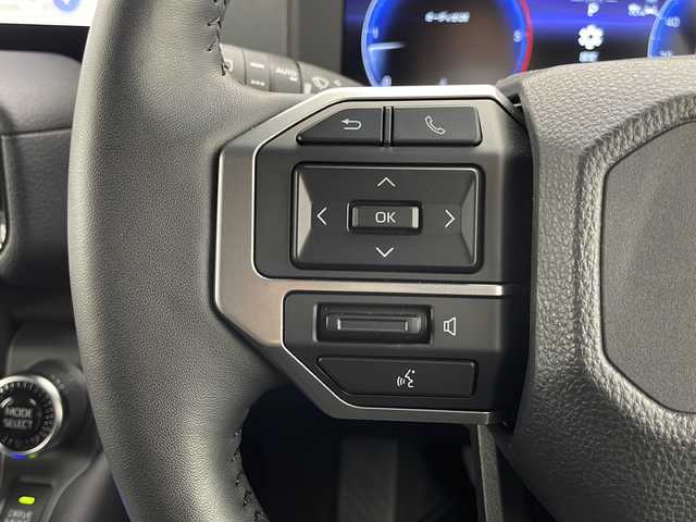 トヨタ ランドクルーザー ２５０ VX 千葉県 2024(令6)年 0.5万km プラチナホワイトパールマイカ 衝突被害軽減システム/レーンキープアシスト/ブラインドスポットモニター/レーダークルーズコントロール/コーナーセンサー（前後）/サンルーフ/純正メモリナビ/　（Bluetooth/USB/フルセグTV）/Miracast/HDMI/ワイヤレス充電/車外カメラ/　（バック/全方位）/純正ETC2.0/デジタルインナーミラー/パワーシート（D席）/エアシート（D/N席）/シートヒーター（D/N席）/純正フロアマット/MTモード付AT/オートハイビーム/LEDヘッドライト/純正18インチアルミホイール