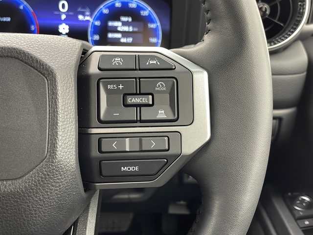 トヨタ ランドクルーザー ２５０ VX 千葉県 2024(令6)年 0.5万km プラチナホワイトパールマイカ 衝突被害軽減システム/レーンキープアシスト/ブラインドスポットモニター/レーダークルーズコントロール/コーナーセンサー（前後）/サンルーフ/純正メモリナビ/　（Bluetooth/USB/フルセグTV）/Miracast/HDMI/ワイヤレス充電/車外カメラ/　（バック/全方位）/純正ETC2.0/デジタルインナーミラー/パワーシート（D席）/エアシート（D/N席）/シートヒーター（D/N席）/純正フロアマット/MTモード付AT/オートハイビーム/LEDヘッドライト/純正18インチアルミホイール