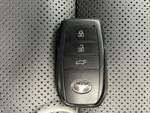 トヨタ ランドクルーザー ２５０ VX 千葉県 2024(令6)年 0.5万km プラチナホワイトパールマイカ 衝突被害軽減システム/レーンキープアシスト/ブラインドスポットモニター/レーダークルーズコントロール/コーナーセンサー（前後）/サンルーフ/純正メモリナビ/　（Bluetooth/USB/フルセグTV）/Miracast/HDMI/ワイヤレス充電/車外カメラ/　（バック/全方位）/純正ETC2.0/デジタルインナーミラー/パワーシート（D席）/エアシート（D/N席）/シートヒーター（D/N席）/純正フロアマット/MTモード付AT/オートハイビーム/LEDヘッドライト/純正18インチアルミホイール