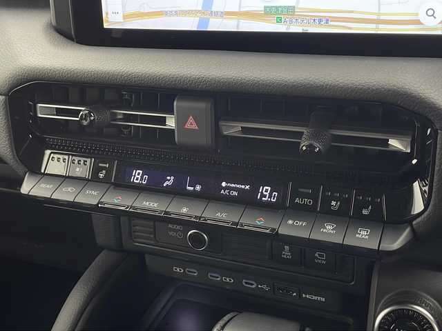 トヨタ ランドクルーザー ２５０ VX 千葉県 2024(令6)年 0.5万km プラチナホワイトパールマイカ 衝突被害軽減システム/レーンキープアシスト/ブラインドスポットモニター/レーダークルーズコントロール/コーナーセンサー（前後）/サンルーフ/純正メモリナビ/　（Bluetooth/USB/フルセグTV）/Miracast/HDMI/ワイヤレス充電/車外カメラ/　（バック/全方位）/純正ETC2.0/デジタルインナーミラー/パワーシート（D席）/エアシート（D/N席）/シートヒーター（D/N席）/純正フロアマット/MTモード付AT/オートハイビーム/LEDヘッドライト/純正18インチアルミホイール