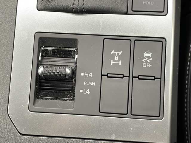 トヨタ ランドクルーザー ２５０ VX 千葉県 2024(令6)年 0.5万km プラチナホワイトパールマイカ 衝突被害軽減システム/レーンキープアシスト/ブラインドスポットモニター/レーダークルーズコントロール/コーナーセンサー（前後）/サンルーフ/純正メモリナビ/　（Bluetooth/USB/フルセグTV）/Miracast/HDMI/ワイヤレス充電/車外カメラ/　（バック/全方位）/純正ETC2.0/デジタルインナーミラー/パワーシート（D席）/エアシート（D/N席）/シートヒーター（D/N席）/純正フロアマット/MTモード付AT/オートハイビーム/LEDヘッドライト/純正18インチアルミホイール