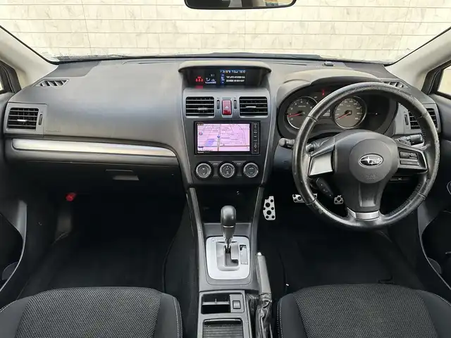 スバル インプレッサ ＸＶ 2．0i－L 道北・旭川 2013(平25)年 12.9万km クリスタルブラックシリカ (株)IDOMが運営する【じしゃロン旭川店】の自社ローン対象車両になります。こちらは現金ご利用時の価格です。自社ローンご希望の方は別途その旨お申付け下さい。/　/・純正ナビ(CD/DVD/BT/HDD/SD/フルセグ)/・バックカメラ/・ETC/・クルーズコントロール/・パドルシフト/・運転席パワーシート/・プッシュスタート/・スマートキー2個/・フォグランプ/・オートライト/・現車装着スタッドレスタイヤ 社外AW225/55R17/・取扱説明書