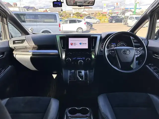トヨタ アルファード S タイプゴールドⅢ 宮城県 2022(令4)年 5.8万km ホワイトパールクリスタルシャイン デジタルインナーミラー/セーフティセンス/・プリクラッシュセーフティ/・レーントレーシングアシスト/・ロードサインアシスト/・アダプティブハイビームシステム/・レーダークルーズコントロール（全車速追従機能付）/ブラインドスポットモニター/パーキングサポートブレーキ（後方接近車両/前後方静止物）/純正12インチフリップダウンモニター（V12T-R68C）/9インチディスプレイオーディオ/・ナビ機能付/・CD/DVDデッキ/・フルセグTV/バックカメラ/ビルトインETC2.0/ドライブレコーダー/AC100V/100W電源/電動リアゲート/両側パワースライドドア/ハーフレザーシート/革巻きステアリング/ステアリングスイッチ/LEDイルミネーション機能付ブラック加飾3眼LEDヘッドランプ/フォグランプ/オートライト/スマートキー＆プッシュスタート/スペアキー/電動格納ミラー/純正18インチAW/純正フロアマット/純正ドアバイザー/W/サイド/カーテンエアバッグ/取扱説明書/保証書