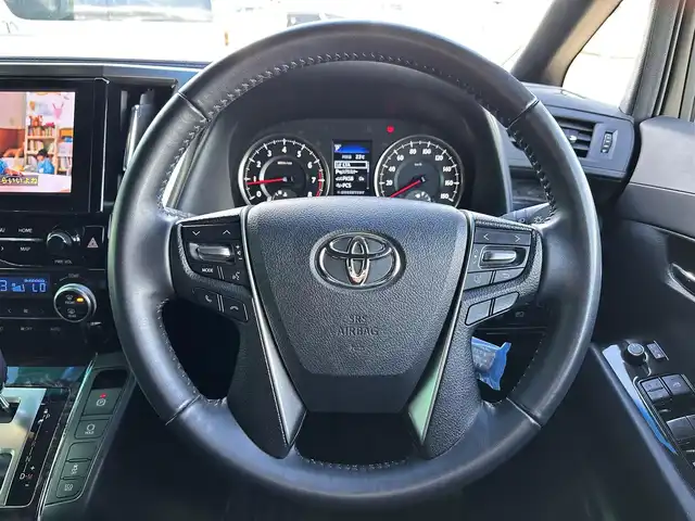 トヨタ アルファード S タイプゴールドⅢ 宮城県 2022(令4)年 5.8万km ホワイトパールクリスタルシャイン デジタルインナーミラー/セーフティセンス/・プリクラッシュセーフティ/・レーントレーシングアシスト/・ロードサインアシスト/・アダプティブハイビームシステム/・レーダークルーズコントロール（全車速追従機能付）/ブラインドスポットモニター/パーキングサポートブレーキ（後方接近車両/前後方静止物）/純正12インチフリップダウンモニター（V12T-R68C）/9インチディスプレイオーディオ/・ナビ機能付/・CD/DVDデッキ/・フルセグTV/バックカメラ/ビルトインETC2.0/ドライブレコーダー/AC100V/100W電源/電動リアゲート/両側パワースライドドア/ハーフレザーシート/革巻きステアリング/ステアリングスイッチ/LEDイルミネーション機能付ブラック加飾3眼LEDヘッドランプ/フォグランプ/オートライト/スマートキー＆プッシュスタート/スペアキー/電動格納ミラー/純正18インチAW/純正フロアマット/純正ドアバイザー/W/サイド/カーテンエアバッグ/取扱説明書/保証書