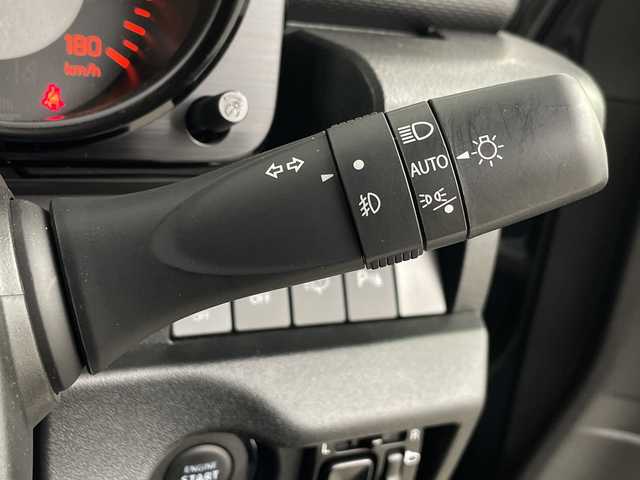 スズキ ジムニー シエラ JC 埼玉県 2024(令6)年 0.3万km ブルーイッシュブラックパール3 クルーズコントロール/車線逸脱警報/衝突軽減ブレーキ/クリアランスソナー/アイドリングストップ/ダウンヒルアシストコントロール/運転席・助手席シートヒーター/プッシュスタート/ステアリングリモコン/LEDヘッドライト/フロントフォグランプ/ウィンカーミラー/純正15インチアルミホイール