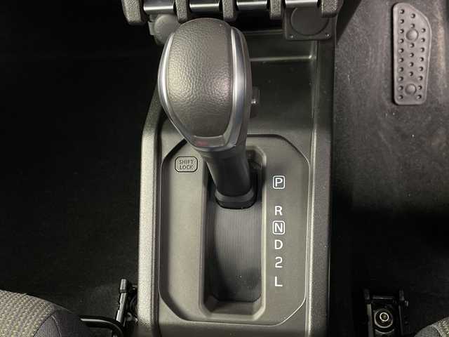 スズキ ジムニー シエラ JC 埼玉県 2024(令6)年 0.3万km ブルーイッシュブラックパール3 クルーズコントロール/車線逸脱警報/衝突軽減ブレーキ/クリアランスソナー/アイドリングストップ/ダウンヒルアシストコントロール/運転席・助手席シートヒーター/プッシュスタート/ステアリングリモコン/LEDヘッドライト/フロントフォグランプ/ウィンカーミラー/純正15インチアルミホイール