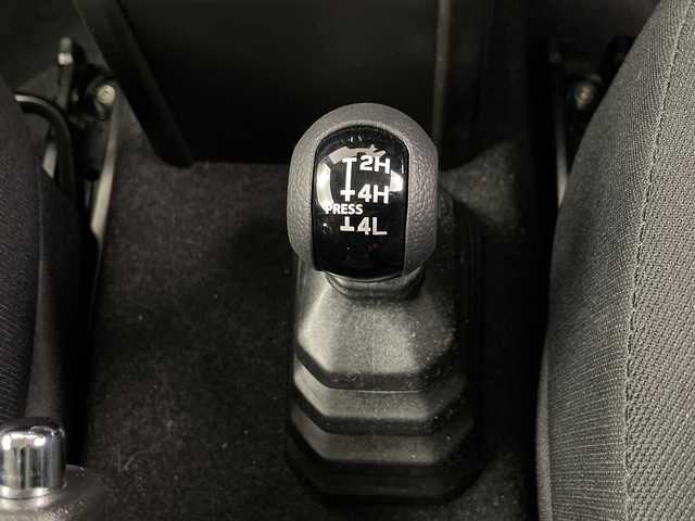 スズキ ジムニー シエラ JC 埼玉県 2024(令6)年 0.3万km ブルーイッシュブラックパール3 クルーズコントロール/車線逸脱警報/衝突軽減ブレーキ/クリアランスソナー/アイドリングストップ/ダウンヒルアシストコントロール/運転席・助手席シートヒーター/プッシュスタート/ステアリングリモコン/LEDヘッドライト/フロントフォグランプ/ウィンカーミラー/純正15インチアルミホイール