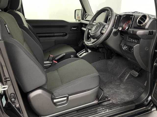 スズキ ジムニー シエラ JC 埼玉県 2024(令6)年 0.3万km ブルーイッシュブラックパール3 クルーズコントロール/車線逸脱警報/衝突軽減ブレーキ/クリアランスソナー/アイドリングストップ/ダウンヒルアシストコントロール/運転席・助手席シートヒーター/プッシュスタート/ステアリングリモコン/LEDヘッドライト/フロントフォグランプ/ウィンカーミラー/純正15インチアルミホイール