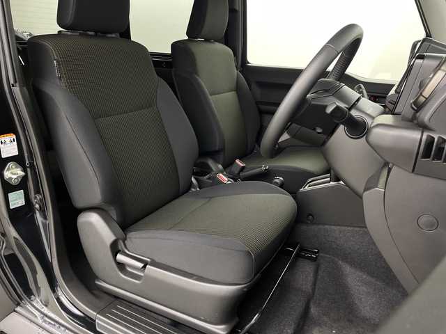 スズキ ジムニー シエラ JC 埼玉県 2024(令6)年 0.3万km ブルーイッシュブラックパール3 クルーズコントロール/車線逸脱警報/衝突軽減ブレーキ/クリアランスソナー/アイドリングストップ/ダウンヒルアシストコントロール/運転席・助手席シートヒーター/プッシュスタート/ステアリングリモコン/LEDヘッドライト/フロントフォグランプ/ウィンカーミラー/純正15インチアルミホイール