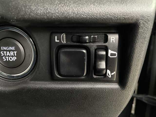 スズキ ジムニー シエラ JC 埼玉県 2024(令6)年 0.3万km ブルーイッシュブラックパール3 クルーズコントロール/車線逸脱警報/衝突軽減ブレーキ/クリアランスソナー/アイドリングストップ/ダウンヒルアシストコントロール/運転席・助手席シートヒーター/プッシュスタート/ステアリングリモコン/LEDヘッドライト/フロントフォグランプ/ウィンカーミラー/純正15インチアルミホイール