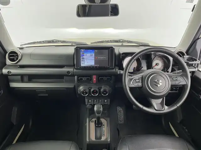 スズキ ジムニー XC 大分県 2021(令3)年 2.4万km シフォンアイボリーM ワンオーナー　/純正8インチナビCN-RZ865（ＣＤ・ＤＶＤ・フルセグ・ＢＴ・ＳＤ・ｉｐｏｄ）/前席シートヒーター　/クルーズコントロール　/スズキセーフティサポート/・デュアルセンサーブレーキサポート/・車線逸脱抑制機能/・標識認識システム/・オートハイビーム/・誤発進抑制機能/・ふらつき警報機能/・先行車発進お知らせ機能/横滑り防止/ダウンヒルアシスト　/アイドリングストップ/純正マッドガード/純正フロアマット/純正１６インチAW/オートライト/LEDヘッドライト/フォグライト/スマートキー/プッシュスタート/スペアキー1本/保証書/取扱説明書