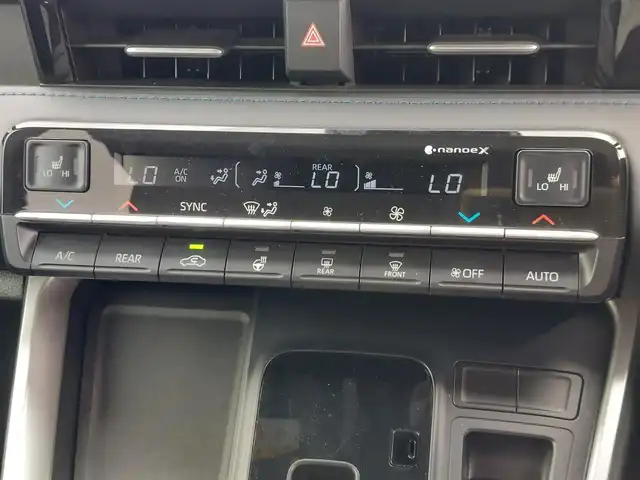 トヨタ ヴォクシー ハイブリッド S－Z 東京都 2022(令4)年 2.8万km アティチュードブラックマイカ 純正10.5インチディスプレイオーディオ/快適利便パッケージHigh/CD/DVDデッキ/両側パワースライドドア/AV100V/バックカメラ/ビルトインETC2.0/ハーフレザーシート/シートヒーター/ハンドルヒーター/パワーバックドア/オットマン/トヨタセーフティセンス/プリクラッシュセーフティ/レーントレーシングアシスト/オートマチックハイビーム/レーダークルーズコントロール/スマートキー