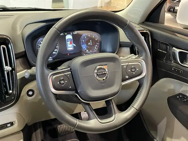 ボルボ ＸＣ４０ T4 AWD インスクリプション 道央・札幌 2020(令2)年 2.9万km クリスタルホワイトP クリスタルホワイトパール/電動パノラマガラスサンルーフ/インテリセーフ/　・CitySafety/　・ACC/　・LKA/　・BLIS/　・LCMA/　・CTA/　・360°カメラ/　・パークアシストパイロット/純正HDDナビ/フルセグTV/USB/Bluetooth/harman/kardonサラウンド/本革シート/シートヒーター