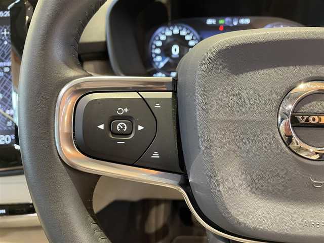 ボルボ ＸＣ４０ T4 AWD インスクリプション 道央・札幌 2020(令2)年 2.9万km クリスタルホワイトP クリスタルホワイトパール/電動パノラマガラスサンルーフ/インテリセーフ/　・CitySafety/　・ACC/　・LKA/　・BLIS/　・LCMA/　・CTA/　・360°カメラ/　・パークアシストパイロット/純正HDDナビ/フルセグTV/USB/Bluetooth/harman/kardonサラウンド/本革シート/シートヒーター
