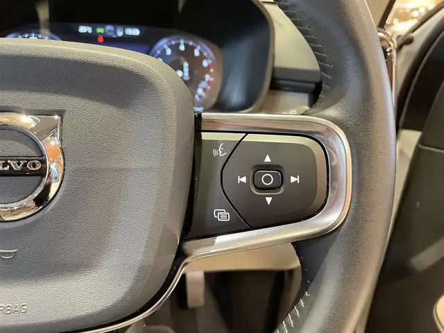 ボルボ ＸＣ４０ T4 AWD インスクリプション 道央・札幌 2020(令2)年 2.9万km クリスタルホワイトP クリスタルホワイトパール/電動パノラマガラスサンルーフ/インテリセーフ/　・CitySafety/　・ACC/　・LKA/　・BLIS/　・LCMA/　・CTA/　・360°カメラ/　・パークアシストパイロット/純正HDDナビ/フルセグTV/USB/Bluetooth/harman/kardonサラウンド/本革シート/シートヒーター