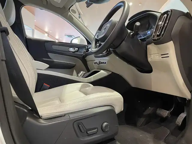 ボルボ ＸＣ４０ T4 AWD インスクリプション 道央・札幌 2020(令2)年 2.9万km クリスタルホワイトP クリスタルホワイトパール/電動パノラマガラスサンルーフ/インテリセーフ/　・CitySafety/　・ACC/　・LKA/　・BLIS/　・LCMA/　・CTA/　・360°カメラ/　・パークアシストパイロット/純正HDDナビ/フルセグTV/USB/Bluetooth/harman/kardonサラウンド/本革シート/シートヒーター
