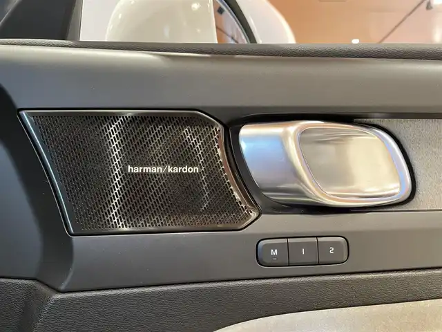 ボルボ ＸＣ４０ T4 AWD インスクリプション 道央・札幌 2020(令2)年 2.9万km クリスタルホワイトP クリスタルホワイトパール/電動パノラマガラスサンルーフ/インテリセーフ/　・CitySafety/　・ACC/　・LKA/　・BLIS/　・LCMA/　・CTA/　・360°カメラ/　・パークアシストパイロット/純正HDDナビ/フルセグTV/USB/Bluetooth/harman/kardonサラウンド/本革シート/シートヒーター