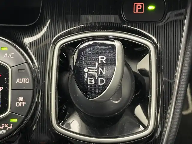 トヨタ エスクァイア ハイブリッド Gi プレミアムパッケージ ブラックテーラード 愛知県 2020(令2)年 7.6万km ブラック 純正１０型ナビ　純正１２．１型後席モニター　純正エアロ　ナビ連動前後ドラレコ　ハーフレザー　シートヒーター　ＡＣ１００Ｖ電源　バックカメラ　セーフティセンス　衝突軽減　ＬＥＤオートライト　コーナーセンサー　禁煙車