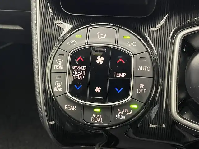 トヨタ エスクァイア ハイブリッド Gi プレミアムパッケージ ブラックテーラード 愛知県 2020(令2)年 7.6万km ブラック 純正１０型ナビ　純正１２．１型後席モニター　純正エアロ　ナビ連動前後ドラレコ　ハーフレザー　シートヒーター　ＡＣ１００Ｖ電源　バックカメラ　セーフティセンス　衝突軽減　ＬＥＤオートライト　コーナーセンサー　禁煙車