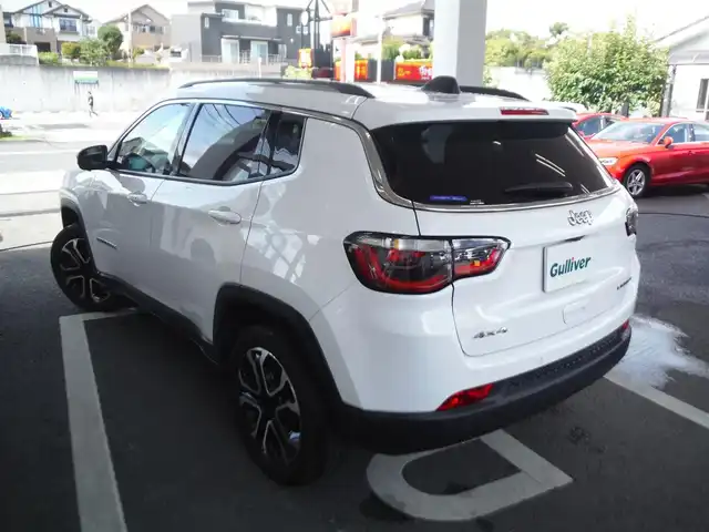 クライスラー・ジープ ジープ コンパス リミテッド 東京都 2023(令5)年 3.3万km 白 ワンオーナー車/保証書・取説あり/純正ナビ・TV・BLUETOOTH/　USB・DVDプレーヤー/　2.0ETC・全方位カメラ/　ALPINEプレミアムサウンド/ドライブレコーダー前後/黒レザーシート/　前席パワーシート・シートヒーター/ステアリングヒーター/アダプティブクルーズコントロール/　ブラインドスポット/　クリアランスソナー/　レーンキープアシスト/パワーバックドア/ミラーヒーター/LEDヘッドライト/後席USB・ACコンセント/スマートキー×2個